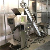 郑州轩泰自动化,自动称重颗粒包装机 白糖包装机多段喂料方式 精度高  优质产品轩泰制造